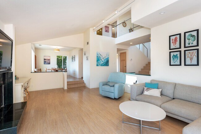 Foto del edificio - Fully Furnished Vacation Rental on the Mesa with Ocean Views! (Available 6/5/26- 11/30/26)