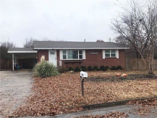 Building Photo - 810 N Kansas St