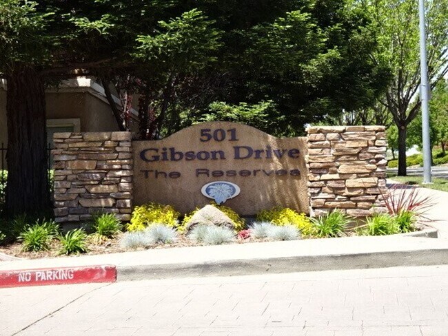 Foto del edificio - 501 Gibson Dr