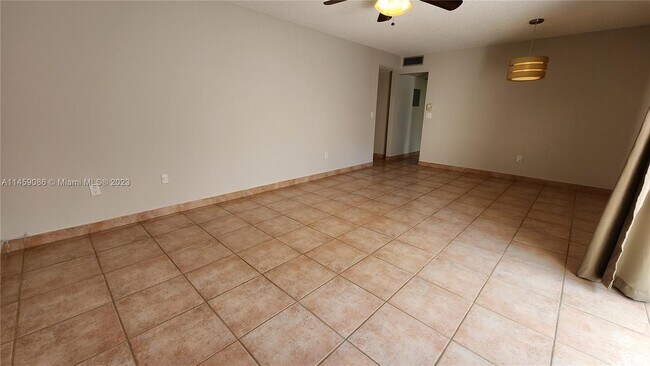 Foto del edificio - 7745 SW 86th St