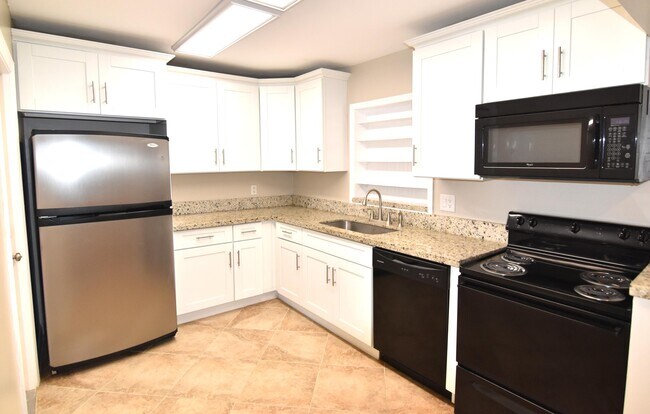 Foto del edificio - 9731 Richmond Cir
