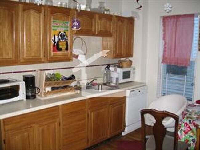 Building Photo - Heat and Hot Water Included, Eat-in Kitche...