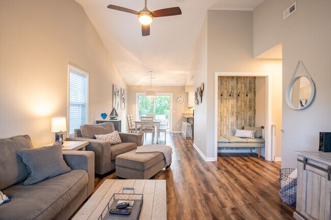 Foto del edificio - FURNISHED RENTAL FOR 3-12 MONTHS AVAILABLE MID-MARCH 2026