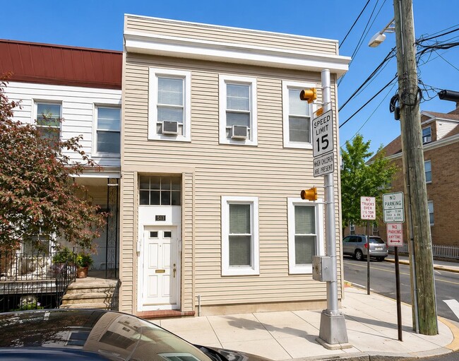 Building Photo - 814 28th St