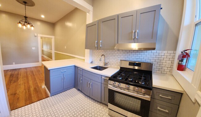Building Photo - 983 Capp St