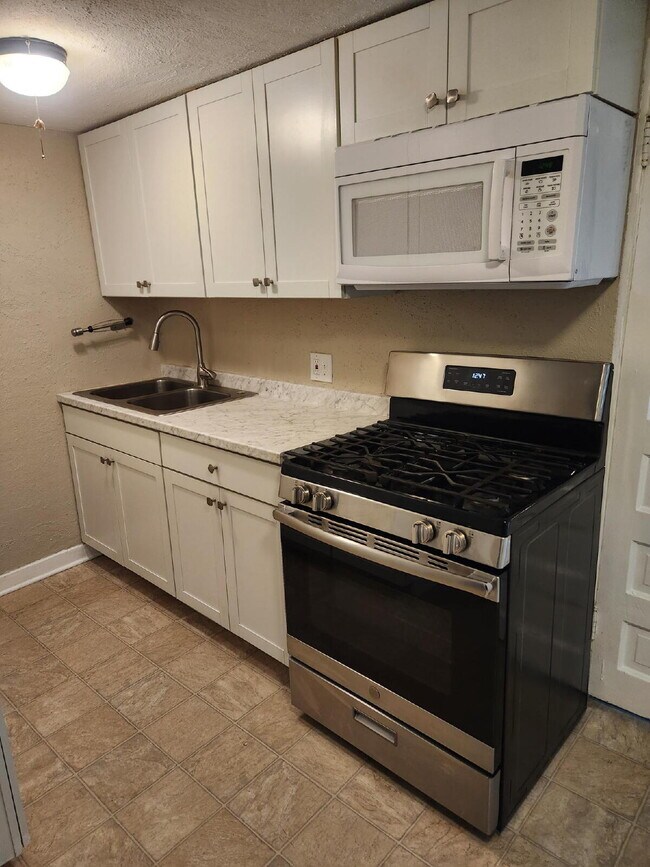 Foto del edificio - Charming 1-Bed 1-Bath Wheatridge Duplex with Private Fenced Yard & Garage - Available Now!