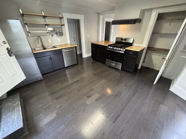 Foto del edificio - Bright & Spacious 3BR Second-Floor Apartment in Convenient Rochester Location