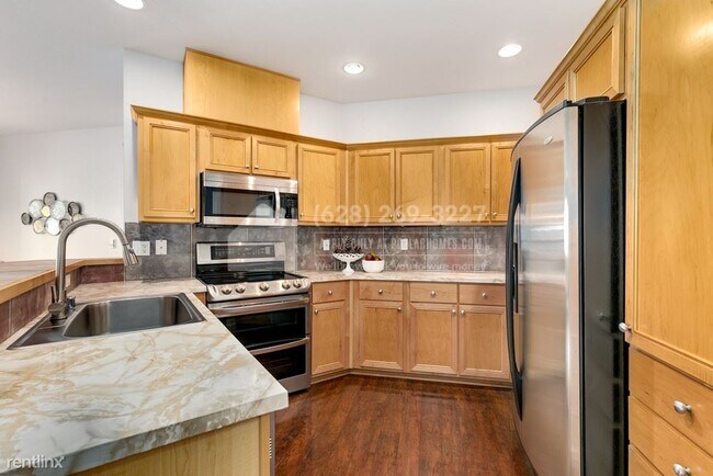 Building Photo - 3 br, 2 bath Condo - 22651 NE Alder Crest ...