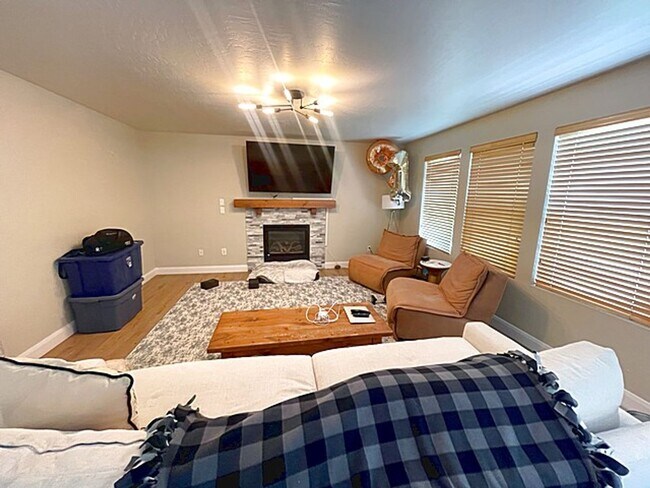 Building Photo - Family Friendly Trailside Home
