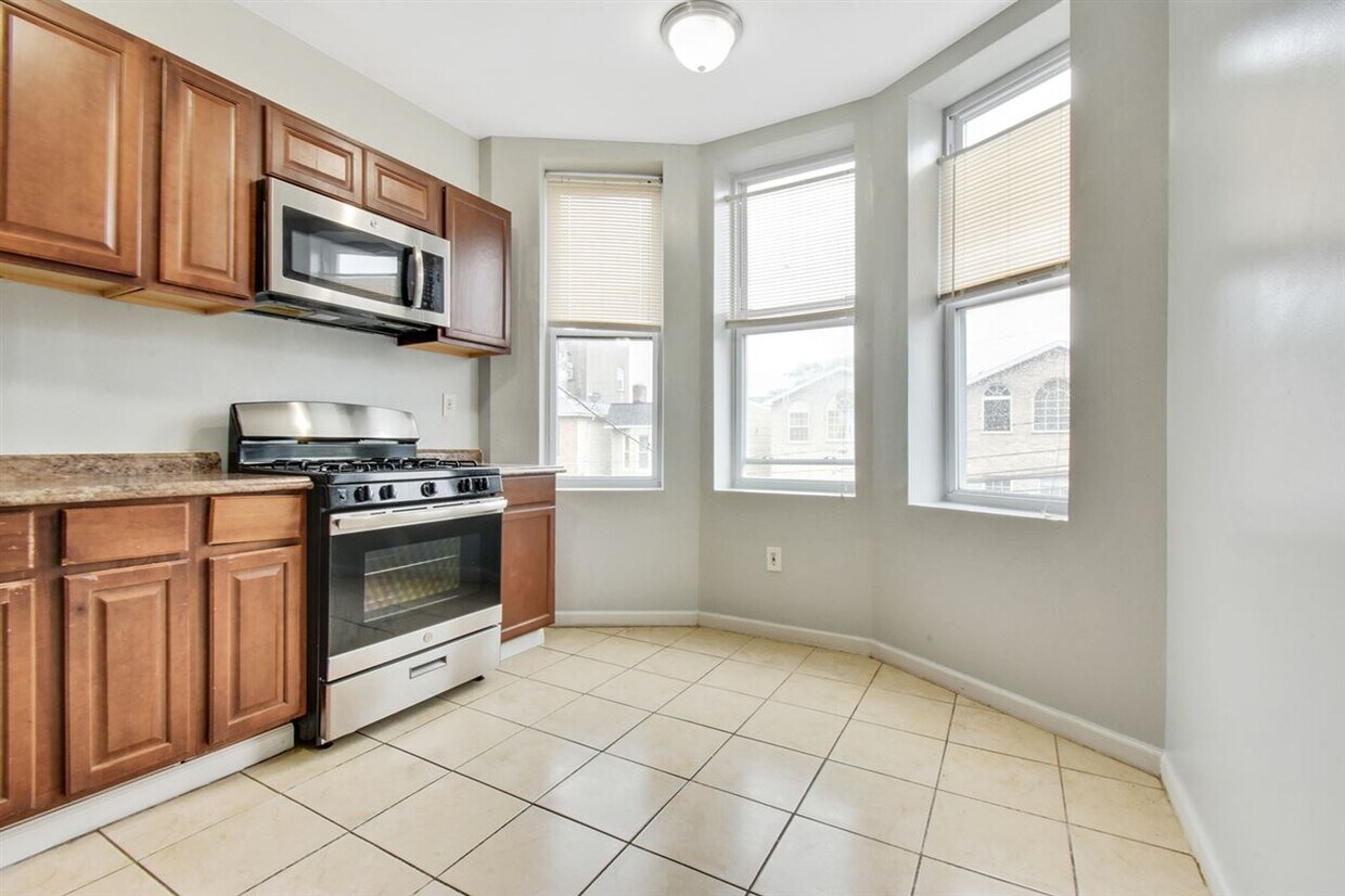 Primary Photo - 221 Beacon Ave
