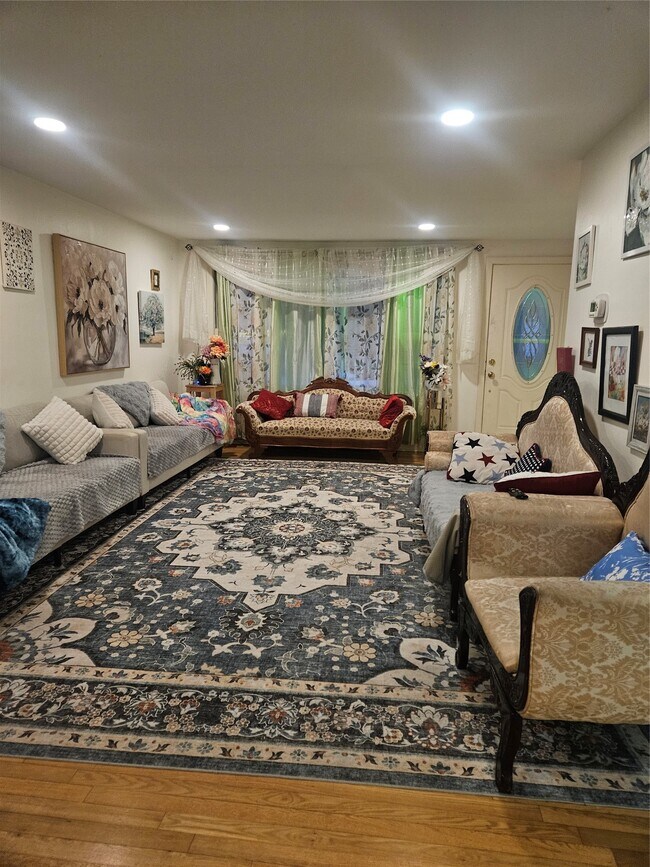 Foto del edificio - 12 Brookside Ave W