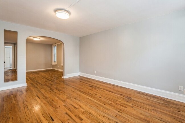 Building Photo - 3433 N Paulina St