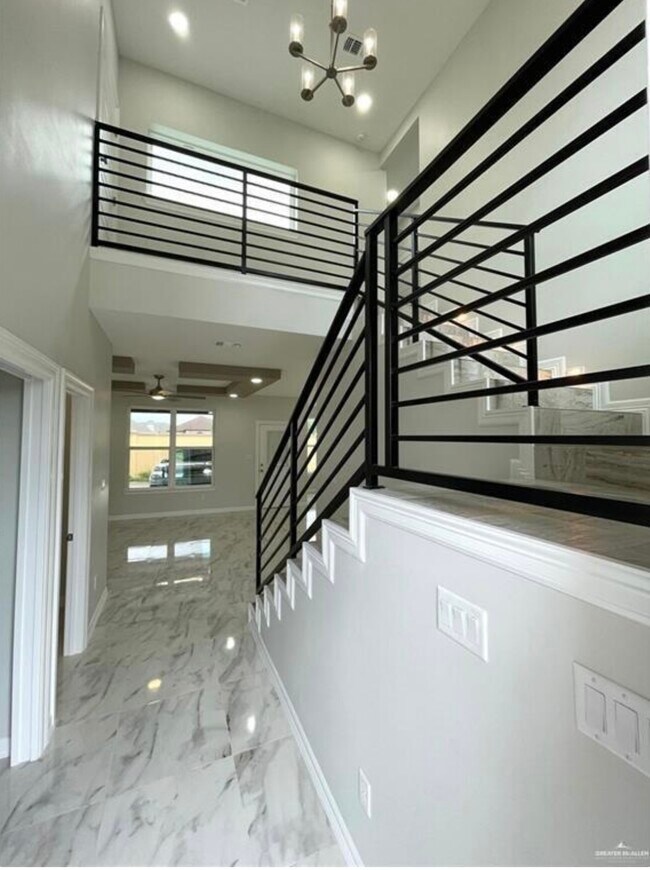 Entrada/Escaleras - 5514 N Crown Pt