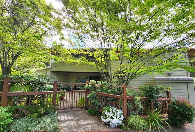 Building Photo - Serene Luxury Home in Portola Valley