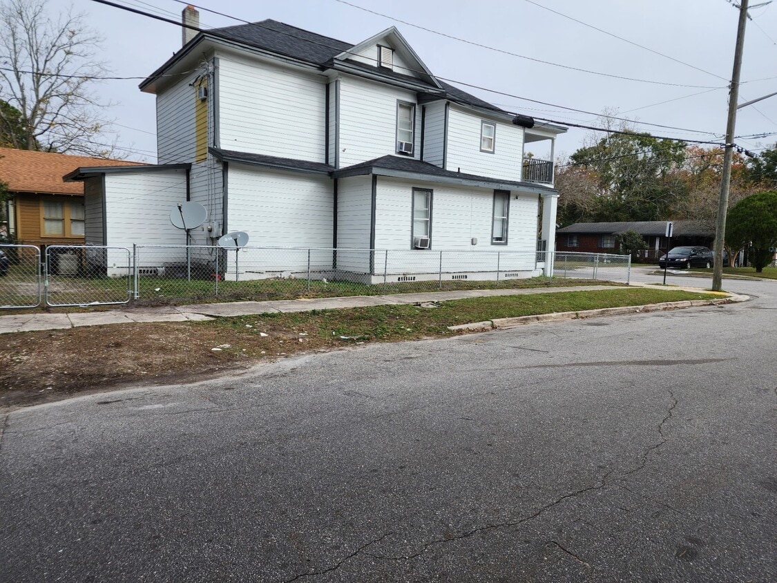 Building Photo - 3902 Stuart St