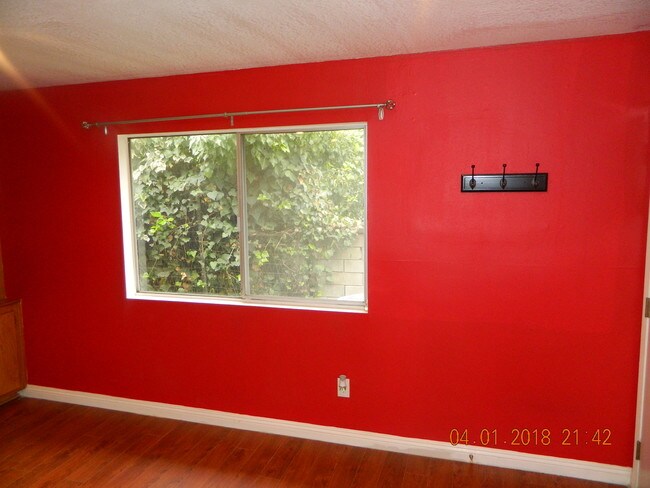 Building Photo - 631 E Woodbury Rd