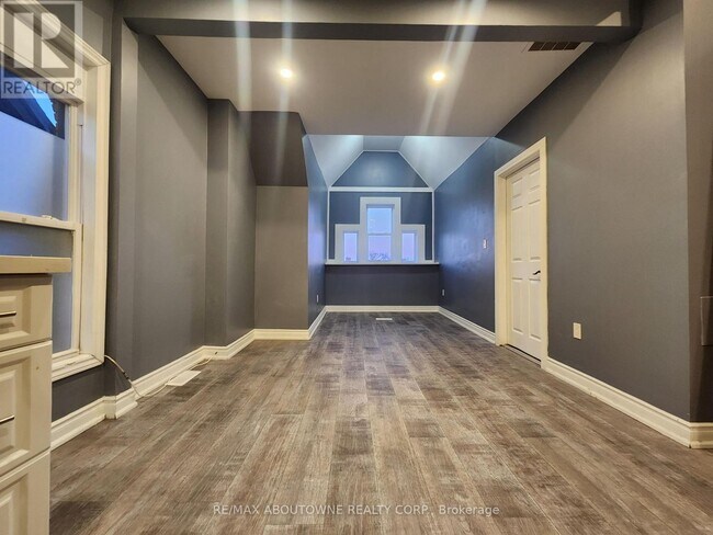 Building Photo - 498 Main St E