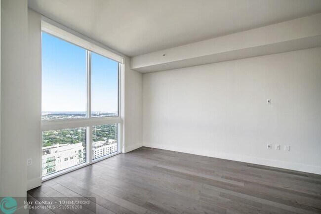 Building Photo - 215 N New River Dr E