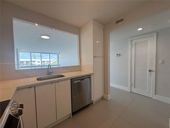 Foto del edificio - 8233 Harding Ave