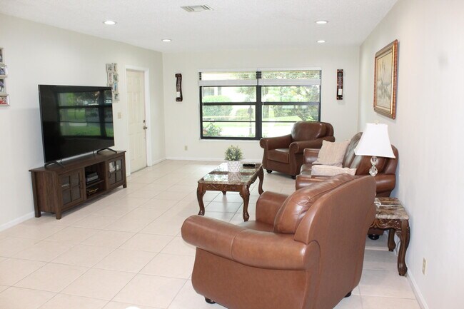 Building Photo - 4595 Laurel Tree Rd