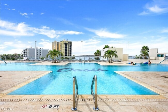 Foto del edificio - 3000 Oasis Grand Blvd