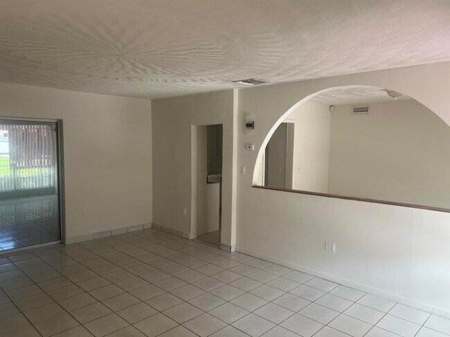 Foto del edificio - 4004 E Shore Rd