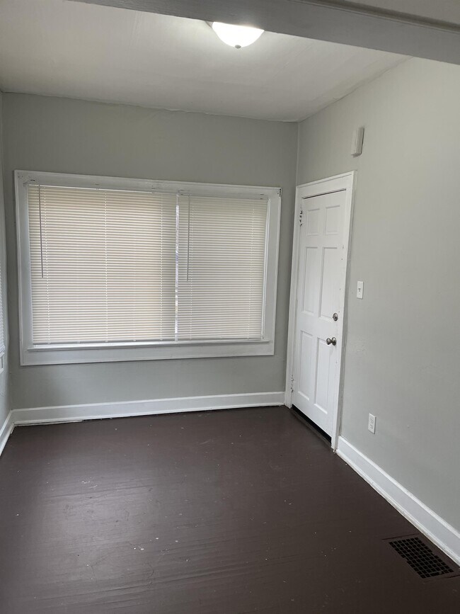 Foto del edificio - 2827 N Kenwood Ave