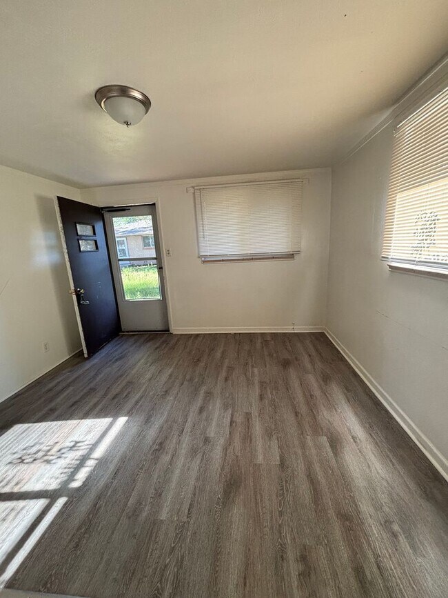 Foto del edificio - Charming 5-Unit Apartment Community in the...