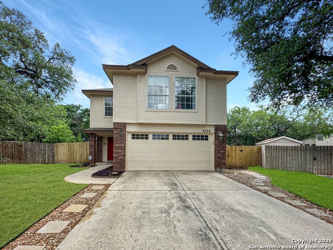 Foto principal - A beautifully remodeled 3-bedroom 2.5-bath...