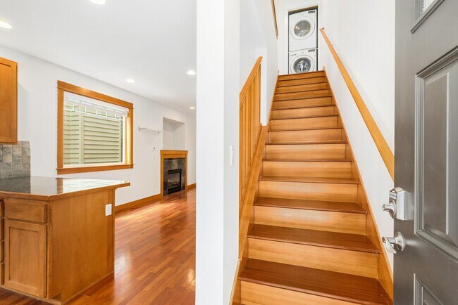 Building Photo - Spacious Wedgewood 2 Bedroom Cottage Townhome