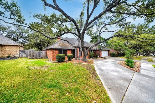 Foto del edificio - Executive Home in Greenshire with Luxurious Updates and Spacious Outdoor Living - Agent Commissio...