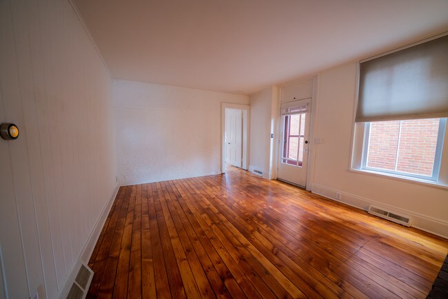 Building Photo - 555 S 4th St