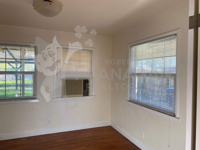 Building Photo - 2 Bedroom/ 1 Bathroom home.
