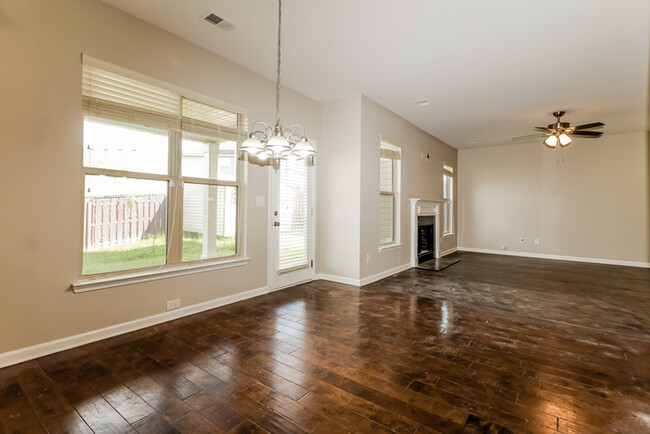 Foto del edificio - 2750 Huntcliffe Dr