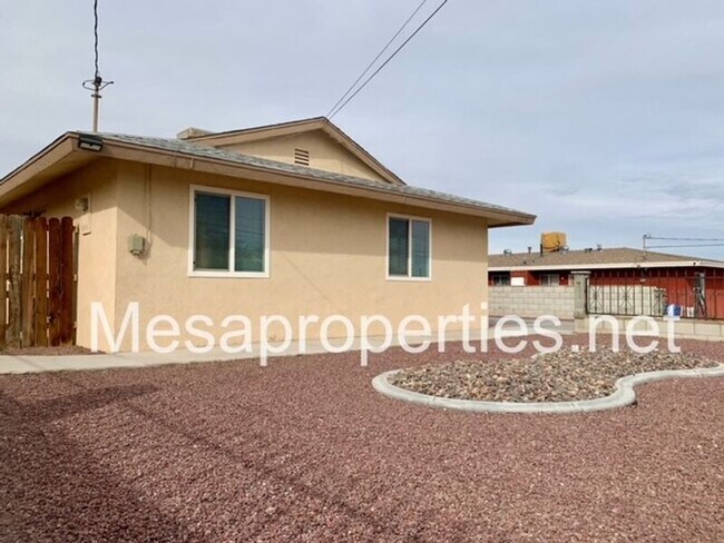 Building Photo - 1210 Oasis Dr