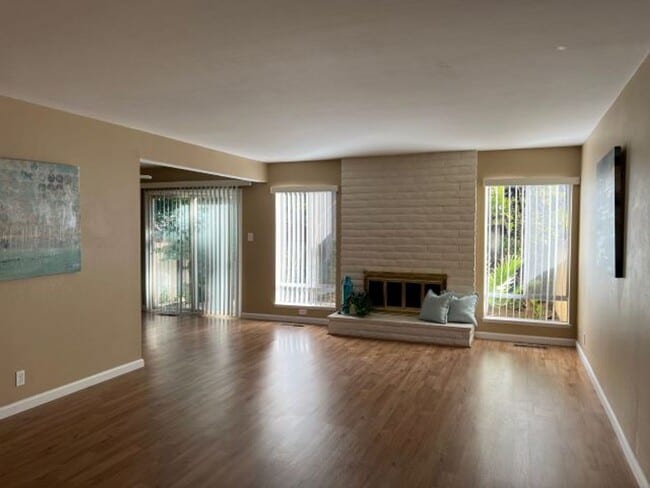 Building Photo - Spacious Los Gatos town home with two car garage.