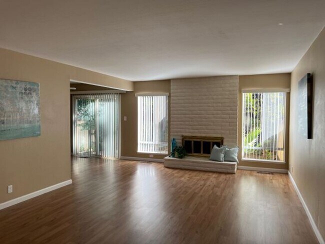 Foto del edificio - Spacious Los Gatos town home with two car garage.