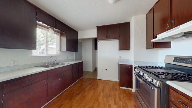 Cocina - 344 Knutson St