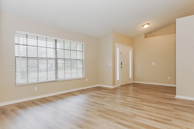 Foto del edificio - Spacious 4 Bedroom Single-Level Home