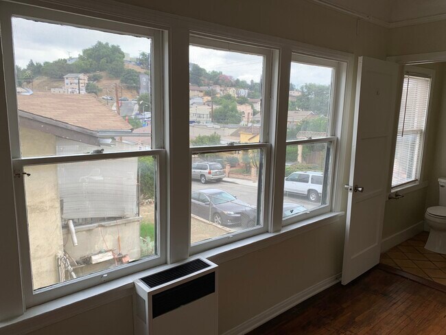 LIVING ROOM CITY VIEWS - 3411 Pomeroy St