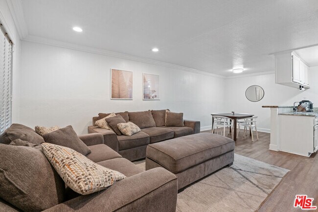 Foto del edificio - 7035 Woodley Ave