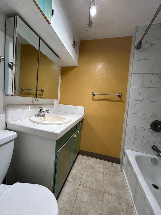 Foto del edificio - Beautiful 2 Bedroom 1 Bath / Washer & Dryer Included / Large Yard!