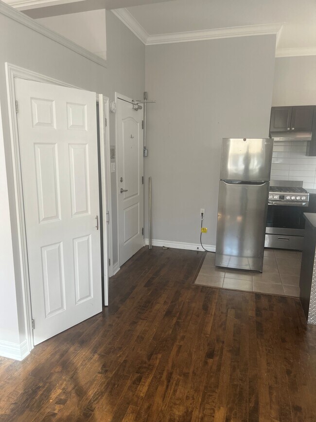 Photo du bâtiment - Bachelor _ Queen and Broadview