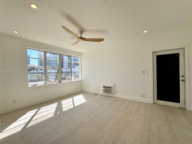 Foto del edificio - 6944 Byron Ave