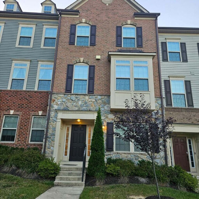 Primary Photo - Gorgeous 4-Bed 3.5-Bath Townhouse next to ...