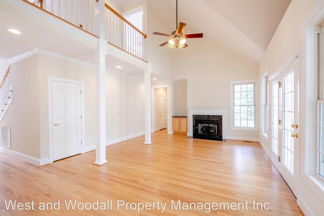 Building Photo - 3 br, 2.5 bath House - 1009 E. Oak Drive