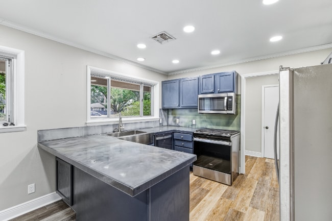 Foto del edificio - 2310 Whitney Dr