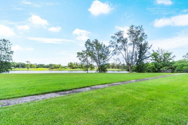 Building Photo - 608 Lakeview Dr E