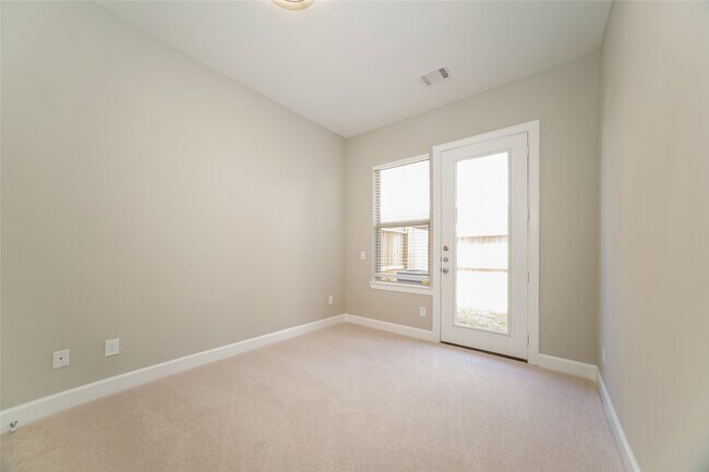 Foto del edificio - 5106 Royal Heath Dr