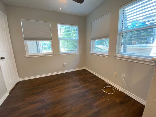 Building Photo - Two Story 1bd/1ba Condo Available Now in T...